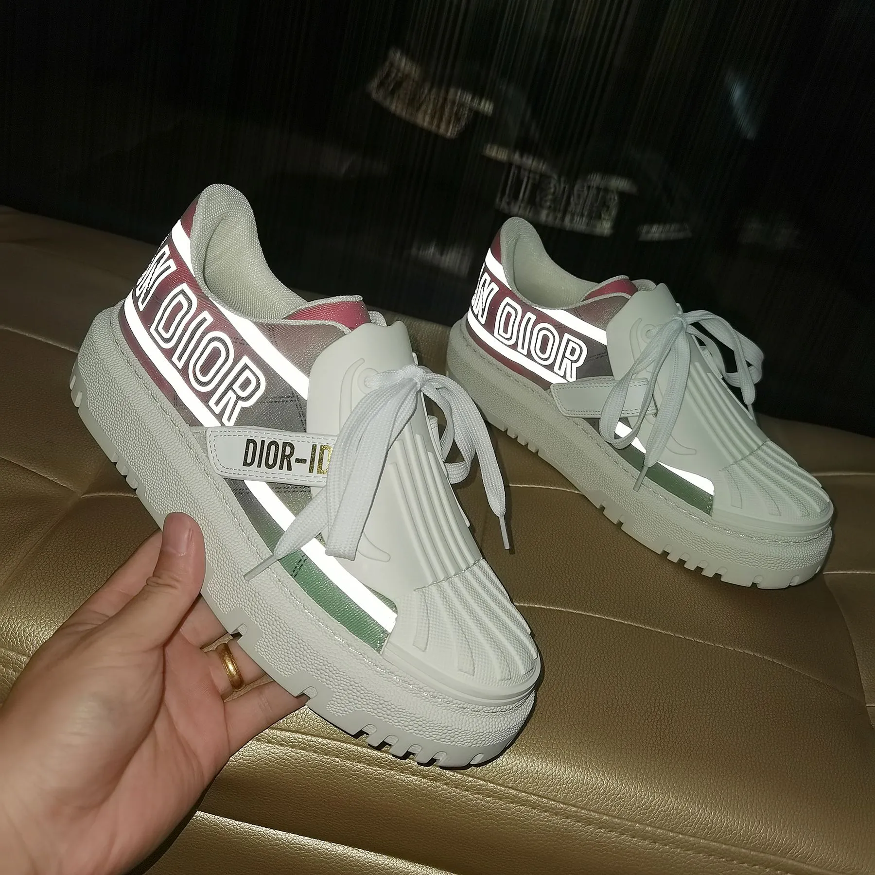 👟👟Ex-factory price 480👟👟 2021ssDior shell-toe casual white shoes, the latest letter strip layout with luminous colors, the same style as the ready-to-wear series 1️⃣Original mold opening 2️⃣Original cowhide➕Breathable mesh lining 3️⃣TPU evacuation outsole 4️⃣Injection-molded latex cowhide feet 5️⃣Full set of packaging at the counter, code number 35-40 (41 can be customized)